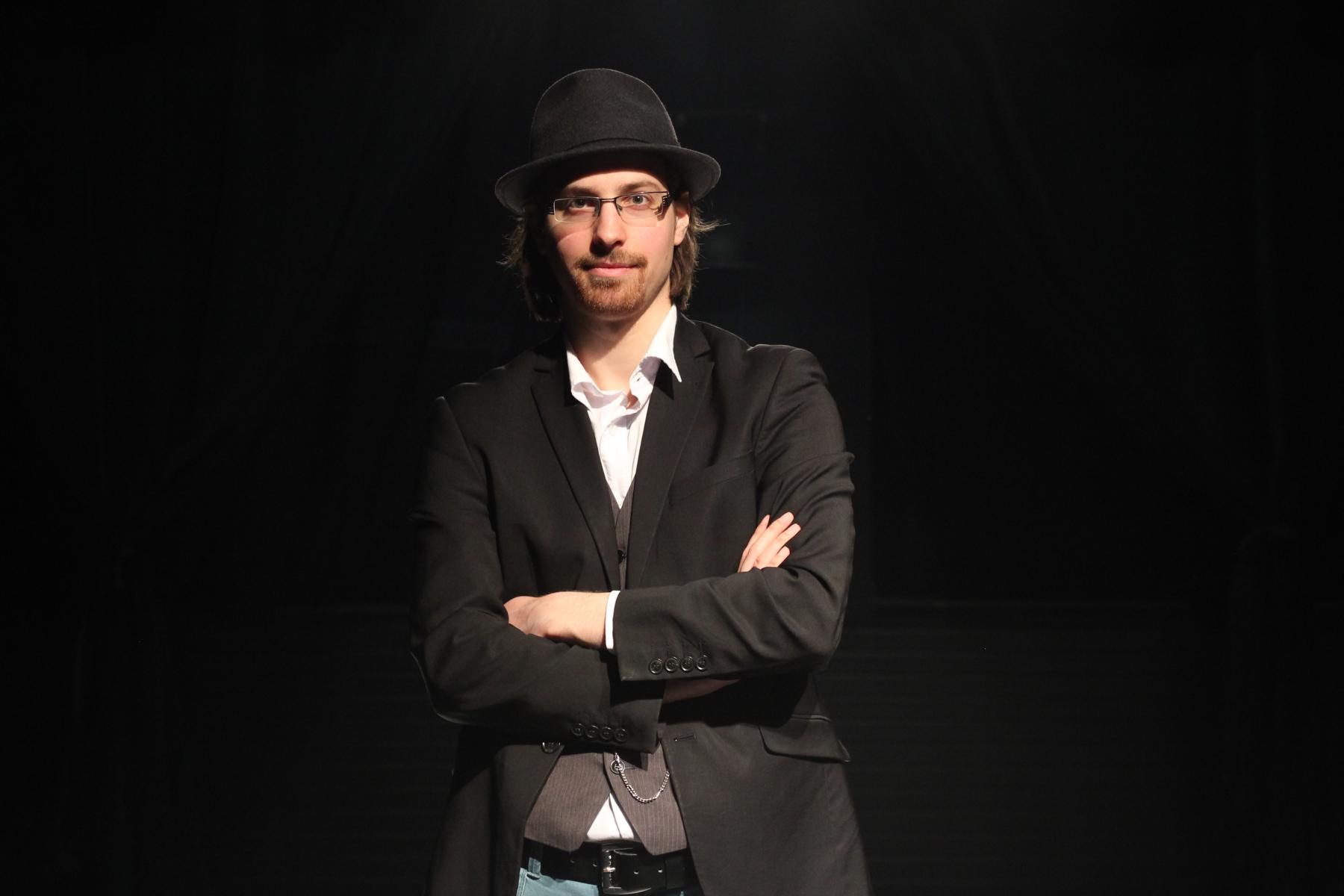 Nathanael Ullmann vor schwarzem Hintergrund